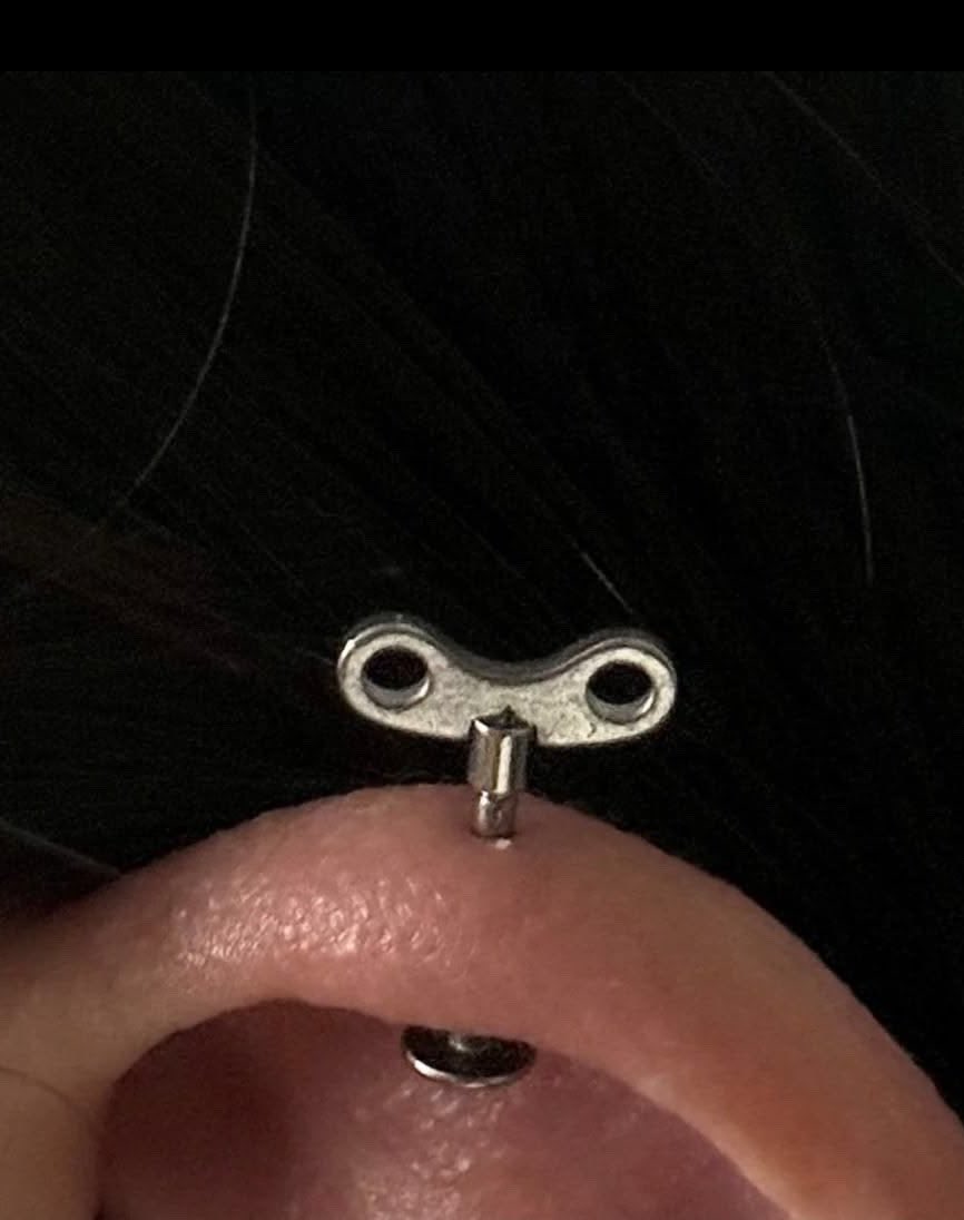 mooooomstudio's tweet photo. stud earrings 🗝️. https://t.co/2QbsZgZLR8