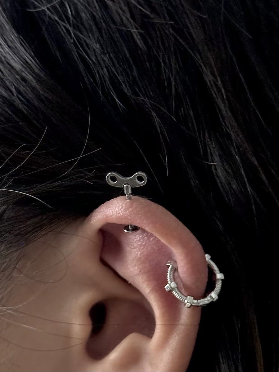 mooooomstudio's tweet photo. stud earrings 🗝️. https://t.co/2QbsZgZLR8