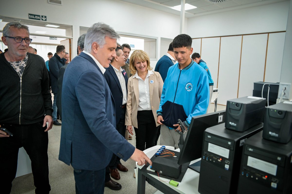 gobdecordoba's tweet photo. El gobernador @MartinLlaryora inauguró el nuevo edificio de la Escuela Experimental ProA de #VicuñaMackenna, en el departamento #RíoCuarto. 🏫

👉 La nueva sede escolar está destinada a la formación secundaria con orientación en Desarrollo de Software. Cuenta con una superficie de 1.596 metros cuadrados, cuatro aulas y tres talleres destinados a Informática, InfoArte y Ciencias, además de espacios complementarios para las actividades educativas.

#HacerParaCrecer