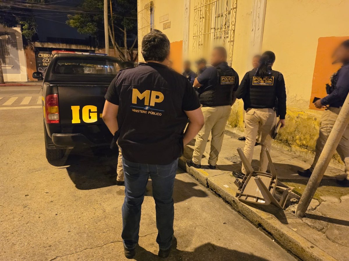MPguatemala's tweet photo. El Ministerio Público en coordinación con la Policía Nacional Civil realizó dos diligencias de allanamiento, inspección, registro y secuestro de evidencia en inmuebles ubicados en la colonia Hunapú, zona 5 de Escuintla. 

Como resultado se coordinó la aprehensión de Jennifer P. quién tenía orden de aprehensión, girada por el Juzgado competente, por los delitos de Incumplimiento de deberes y peculado por sustracción. 

Según la investigación en su calidad de oficial de fiscalía y encargada del almacén de evidencias de una fiscalía del Ministerio Público, habría omitido realizar las acciones necesarias para poner a disposición del fiscal encargado de una investigación, Q56,450.00 que ella custodiaba como evidencia en el ejercicio de sus funciones. 

Además, se le imputa haber sustraído dicho dinero ya que cuando fue requerido para su presentación como medio de prueba, el dinero no fue localizado.

El Ministerio Público reafirma su compromiso con la objetividad y con el proceso de transformación institucional.