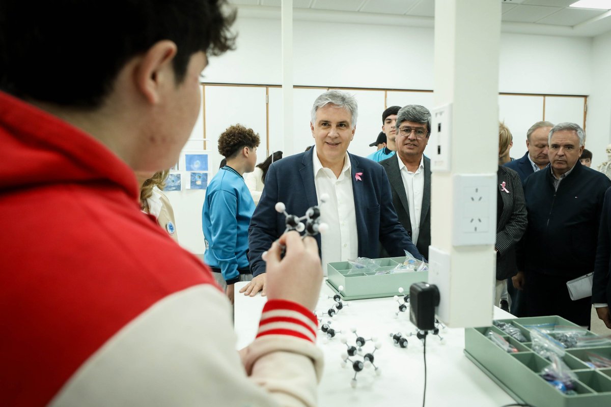 gobdecordoba's tweet photo. El gobernador @MartinLlaryora inauguró el nuevo edificio de la Escuela Experimental ProA de #VicuñaMackenna, en el departamento #RíoCuarto. 🏫

👉 La nueva sede escolar está destinada a la formación secundaria con orientación en Desarrollo de Software. Cuenta con una superficie de 1.596 metros cuadrados, cuatro aulas y tres talleres destinados a Informática, InfoArte y Ciencias, además de espacios complementarios para las actividades educativas.

#HacerParaCrecer