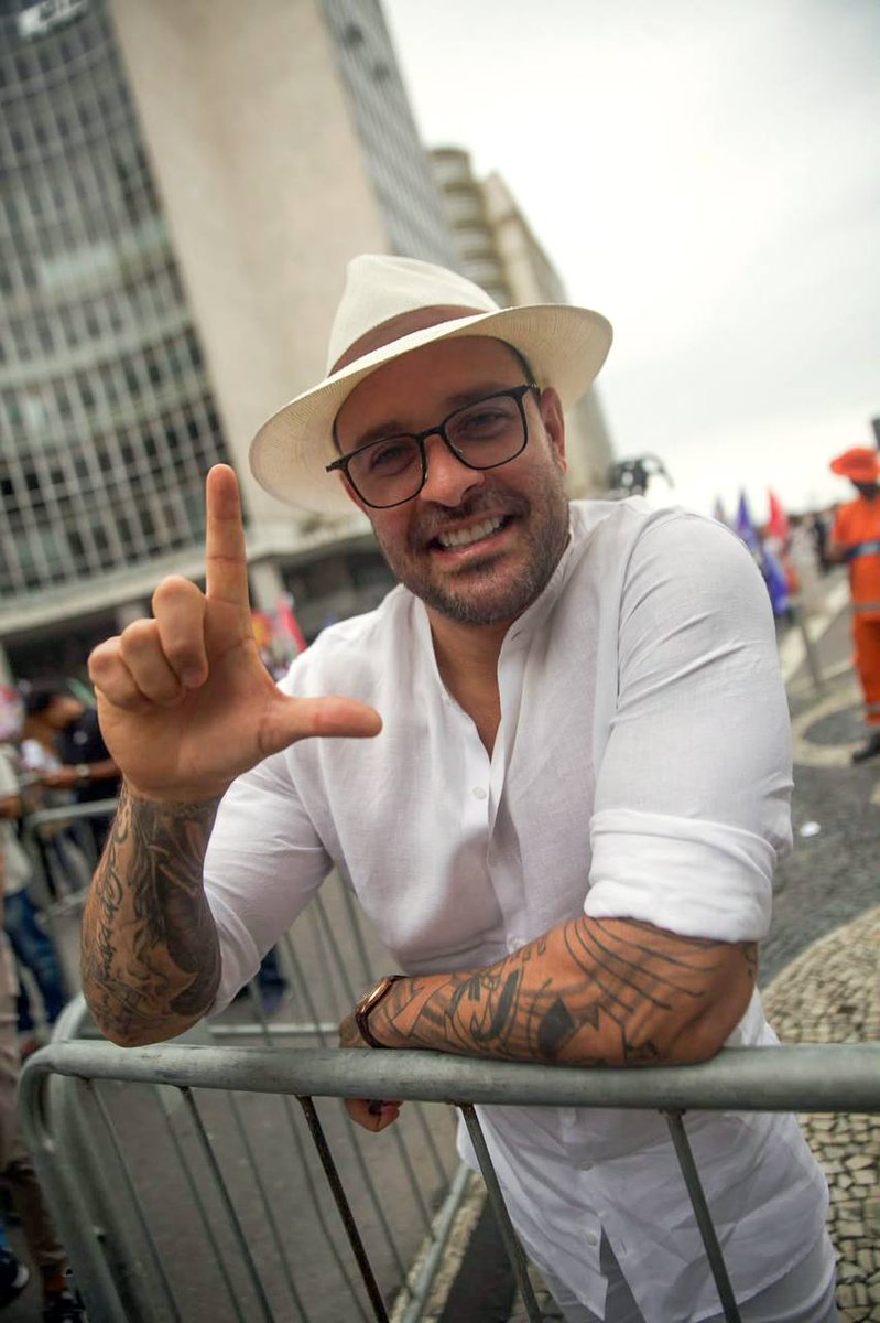 MidiaNINJA's tweet photo. Diogo Nogueira fazendo o L no Rio!

Foto: Lorena Zschaber / Mídia NINJA https://t.co/5aUxwh2nb5