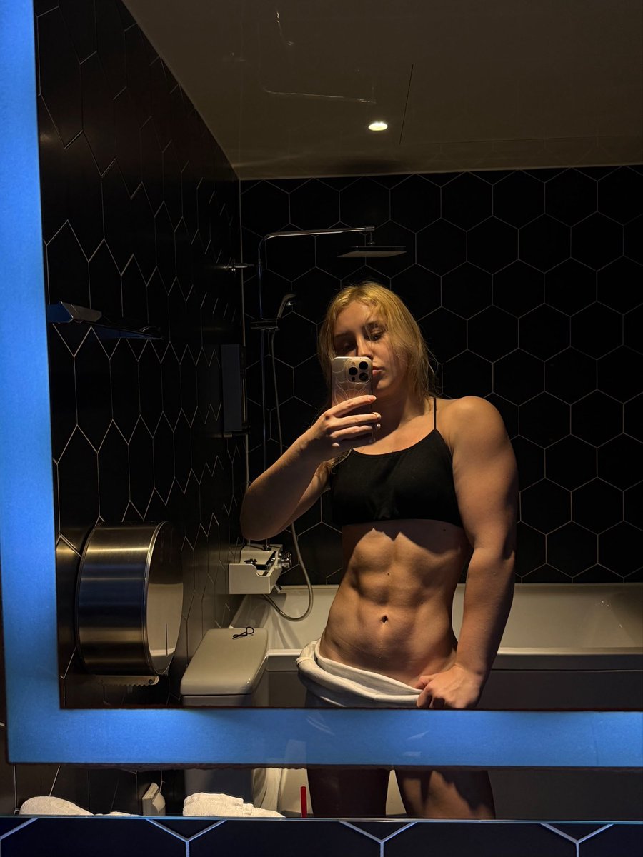 FindomMuscle's tweet photo. Its humiliating that im stronger than you #gym #findom https://t.co/1AvrjUKd28