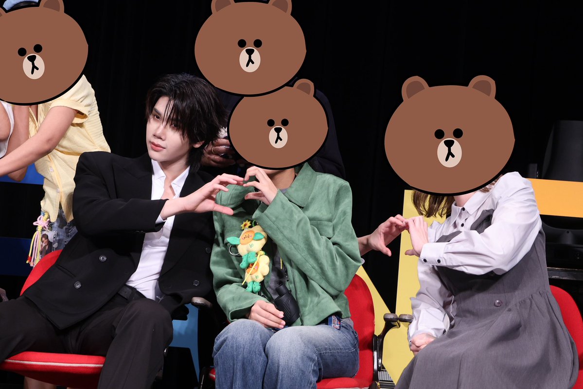 pyn0915's tweet photo. ความแสนดีของน้องดัง 🐻‍❄️🖤 วันนี้ตอนถ่าย Photogroup 2:8 คือน้องดังทำหัวใจ 🫶🏻 กับคนข้างๆที่นั่งติดกับน้อง แล้วคอยสะกิดทำหัวใจกับคนที่นั่งถัดไปตลอดเลย 🥺🥺🥺 #dunknatachai https://t.co/LN9TNBc619