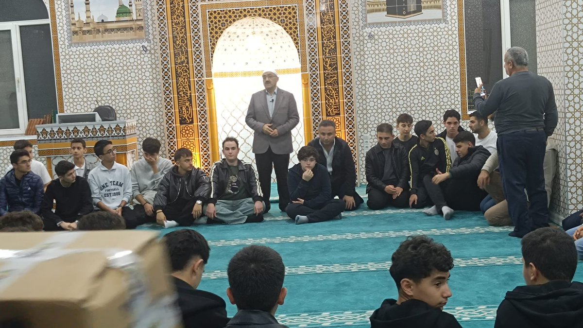 ErbaaDG's tweet photo. Camiler ve Din Görevlileri Haftası etkinlikleri kapsamında Büyük Camii'de Erbaa  Yılmaz Kayalar Fen Lisesi ve İlçe Müftülüğü Gençlik Koordinatörlüğü birlikteliğiyle  Vakti Kuşanmak projesi kapsamında Cami-Gençlik Buluşması düzenlendi. https://t.co/DC0LpLm5Dj