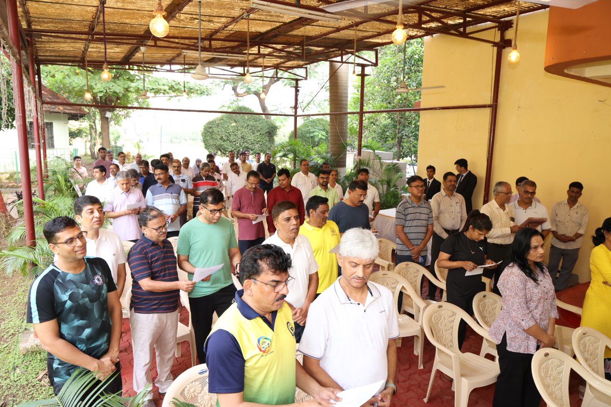 KonkanRailway's tweet photo. #SwachhataHiSeva2026 | Led by Shri Sunil Gupta, Director (Operations &amp; Commercial)/KRCL, Officers &amp; Staff took the Swachhata Pledge at Konkan Rail Vihar Nerul, reaffirming their commitment to cleanliness and a healthier environment.
#SwachhBharat #SadarSeva https://t.co/p1glIcjWNi