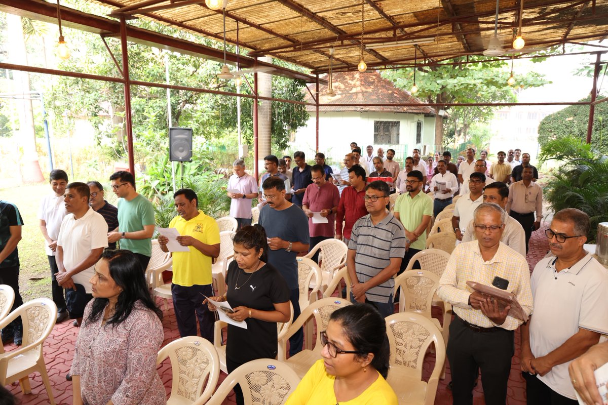 KonkanRailway's tweet photo. #SwachhataHiSeva2026 | Led by Shri Sunil Gupta, Director (Operations &amp; Commercial)/KRCL, Officers &amp; Staff took the Swachhata Pledge at Konkan Rail Vihar Nerul, reaffirming their commitment to cleanliness and a healthier environment.
#SwachhBharat #SadarSeva https://t.co/p1glIcjWNi