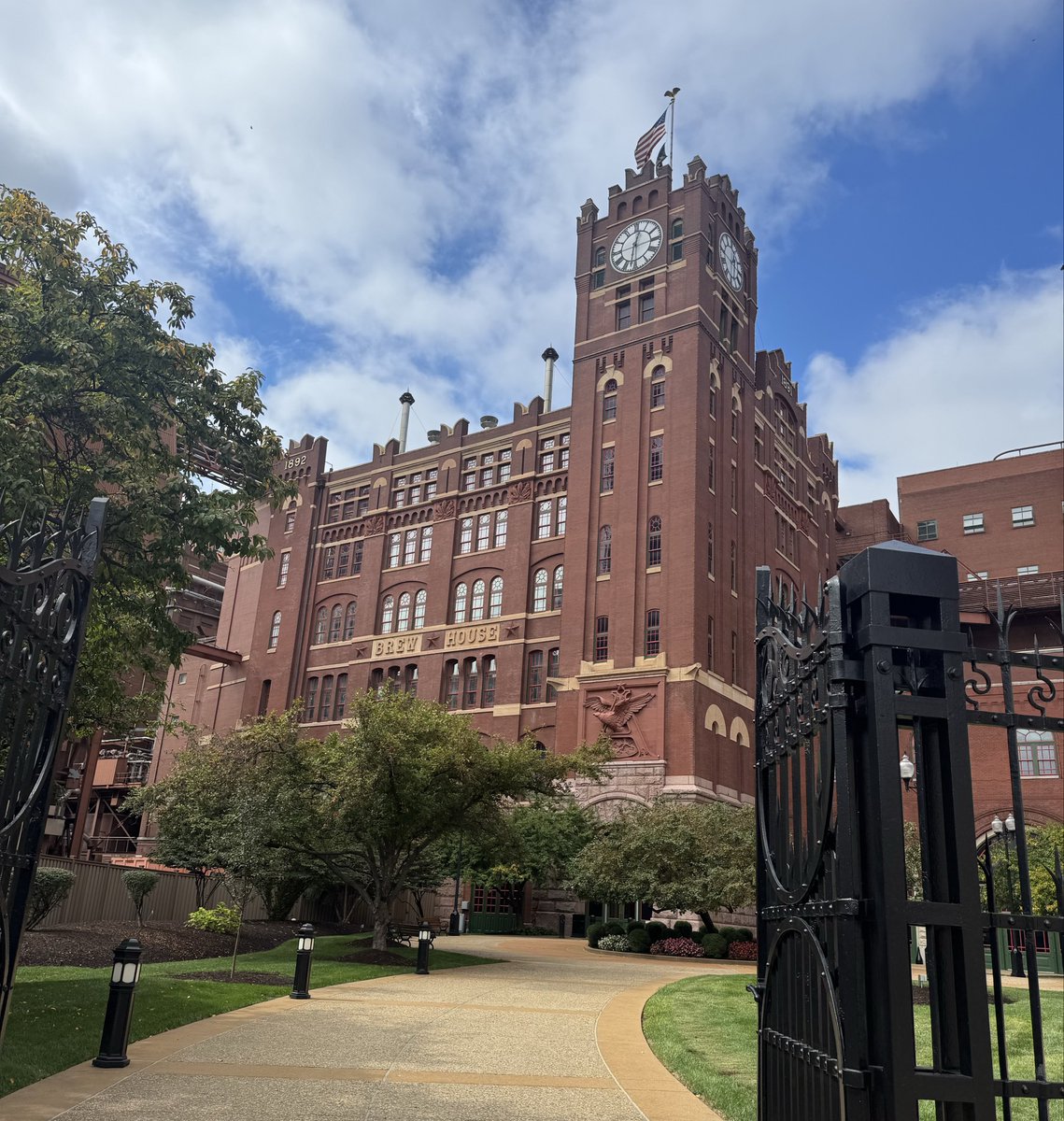 Jan812314's tweet photo. While in St. Louis (my hometown), I went on the Anheuser Busch brewery tour. 

What an amazing tour!  I did my best to capture a hand-full of pictures and videos along the way. Hope you enjoy them!
#ThisBudsForYou
#Budweiser
#StLouis https://t.co/zqgl4Psjzp