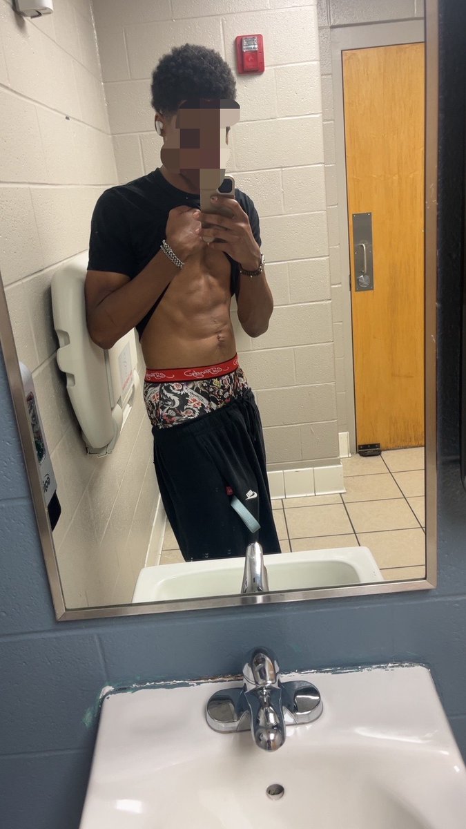 HDMIPOSTS999's tweet photo. Just hit gym feeling like that nigga
 Buff asf https://t.co/TnCDV5LFdv