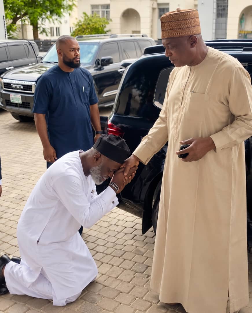 youngbillo24's tweet photo. *EXCLUSIVE: Yahaya Seriki begins open romance with PDP days after Abuja rejects rainbow coalition in Kwara*

• 5 months after, Seriki still hurting from guber loss

• Cancelled City Boy inauguration smokes him out on disloyalty to APC https://t.co/Ji66PKoz3m