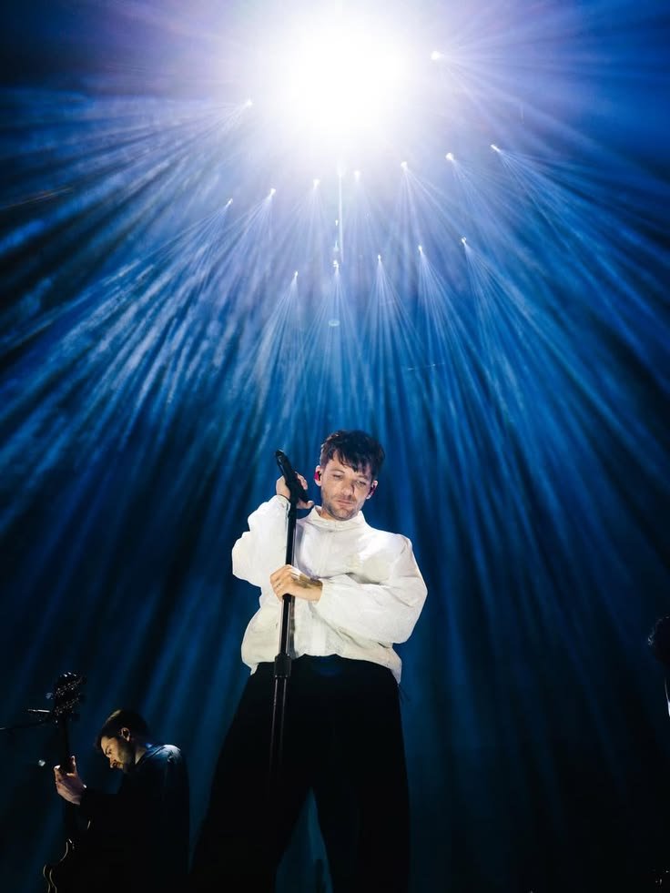 LouisTArgentina's tweet photo. "Me da tristeza por mi yo más joven haber considerado en algún momento dejar de presentarme en vivo. Ahí es donde encuentro mi propósito. Me encantan muchas partes distintas de este trabajo, pero actuar en vivo... esa es la verdadera esencia." – Louis para Rolling Stone Cut recordando un momento del que se iba a arrepentir para siempre de hacer. (Menos mal que no lo hizo!!🙏🙏)