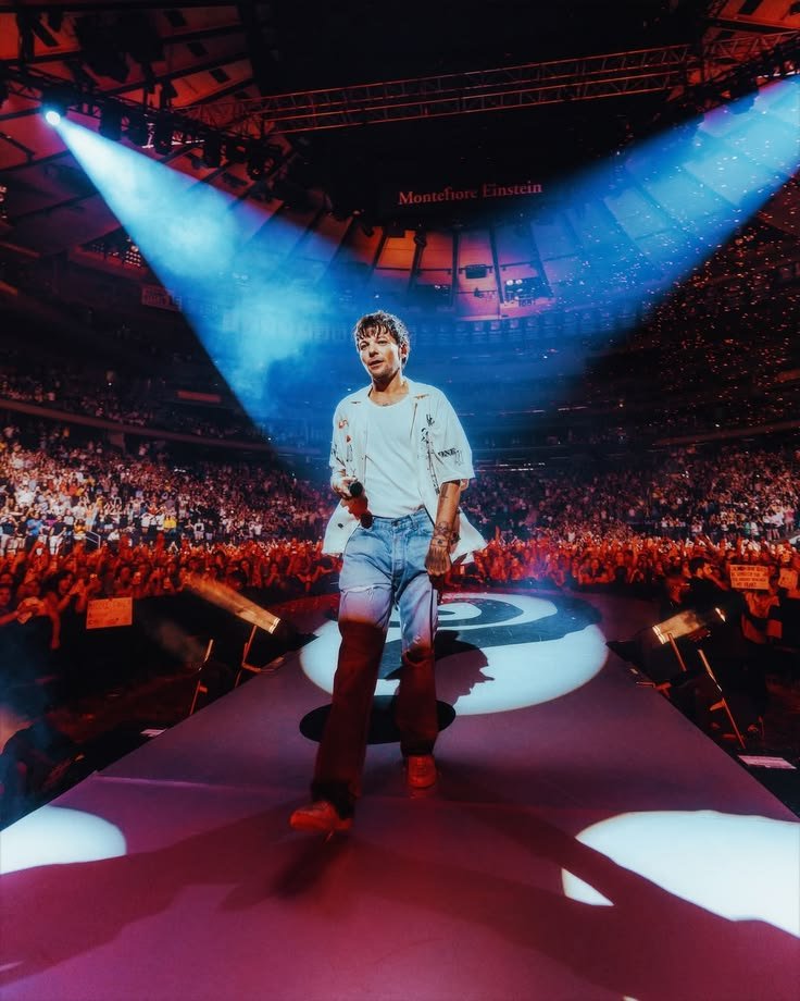 LouisTArgentina's tweet photo. "Me da tristeza por mi yo más joven haber considerado en algún momento dejar de presentarme en vivo. Ahí es donde encuentro mi propósito. Me encantan muchas partes distintas de este trabajo, pero actuar en vivo... esa es la verdadera esencia." – Louis para Rolling Stone Cut recordando un momento del que se iba a arrepentir para siempre de hacer. (Menos mal que no lo hizo!!🙏🙏)