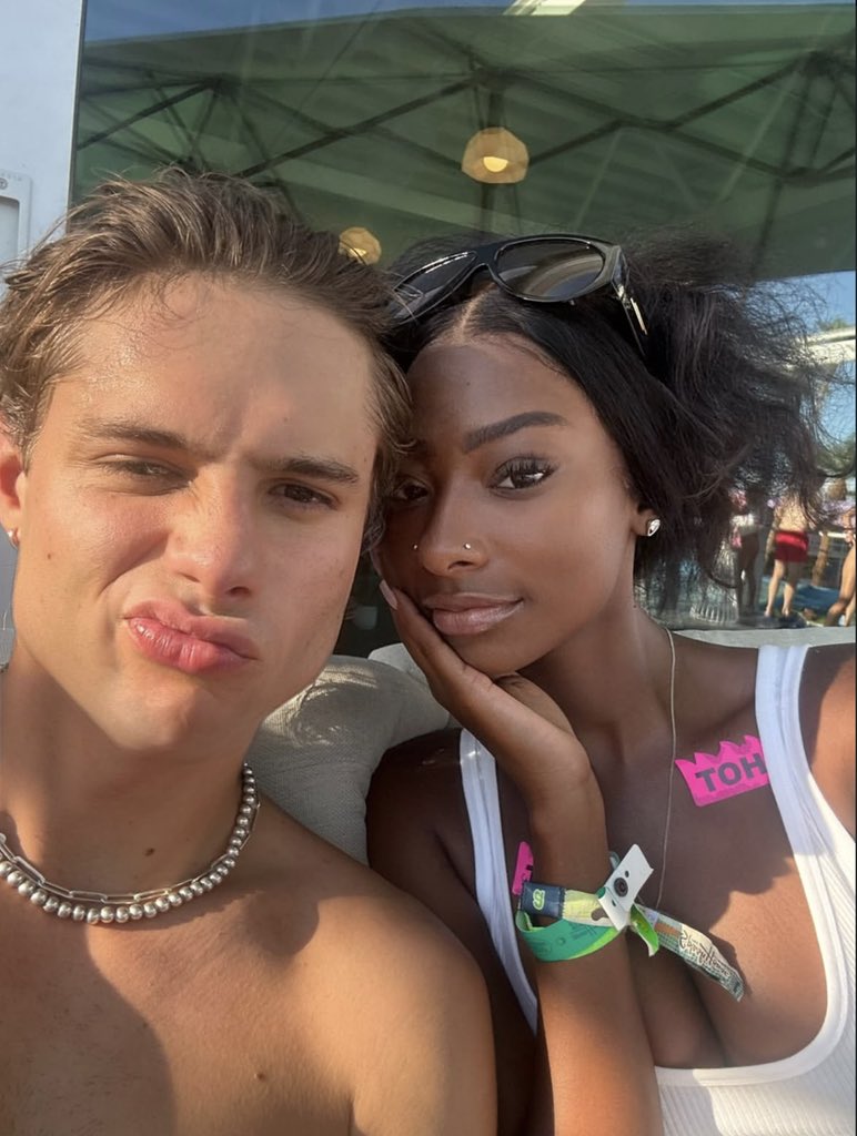 core4lii's tweet photo. If black girls getting loved without having to struggle is a “scam”, gimme more of that🥹 https://t.co/vVaFTHby3u