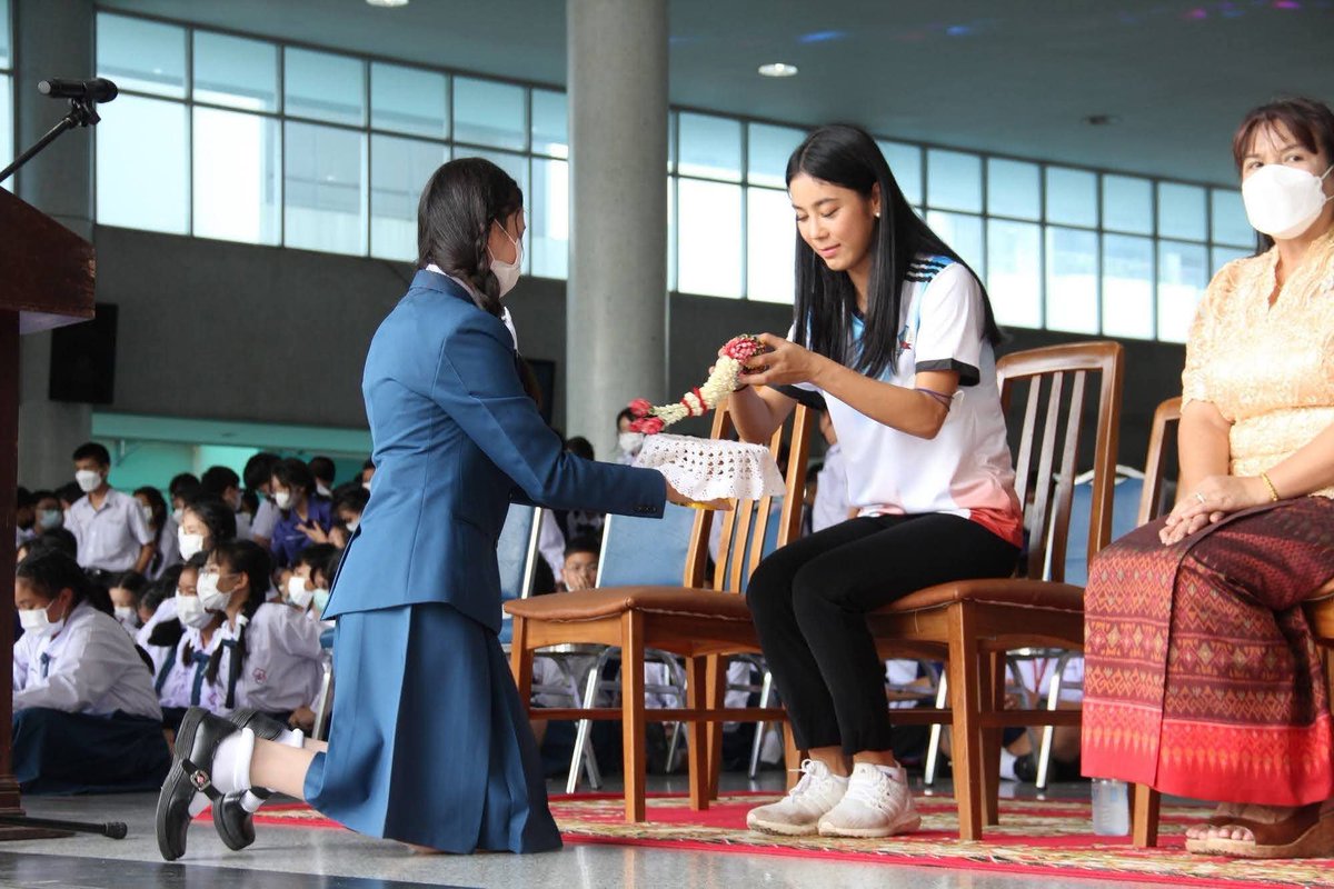 SatoshiBangkok's tweet photo. สส.สุชาดา แทนทรัพย์ อาวุโสมากเลยหรอ โรงเรียนถึงต้องให้มาทำอะไรแบบนี้ มันดูทุเรศดี https://t.co/DLO7SokBWv