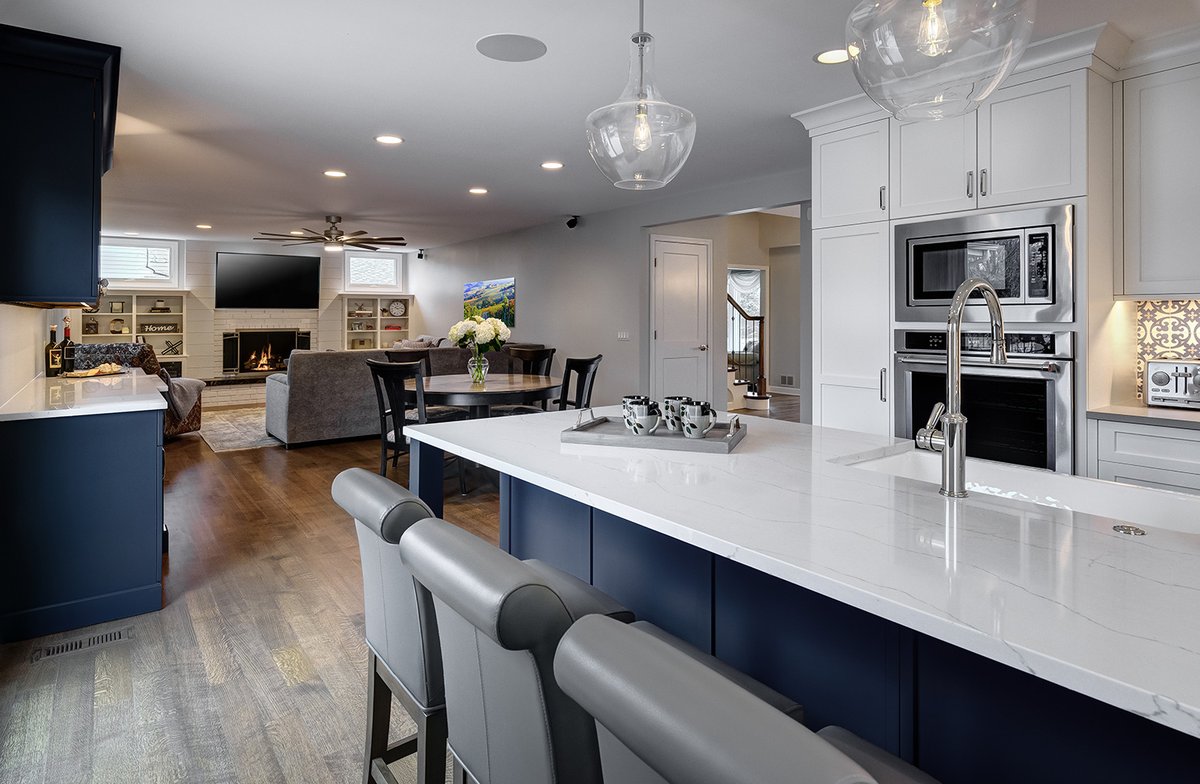 KDPartners's tweet photo. TGIF! Time to enjoy the kitchen, the company, and the weekend ahead. There’s nothing like a large kitchen island and an open-concept space to inspire family and friends to spend time together.

Design/Build: MMLtd @michaelmenn
Cabinetry: @durasupreme
Photos: Dennis Jourdan https://t.co/lRTmrSfi9b