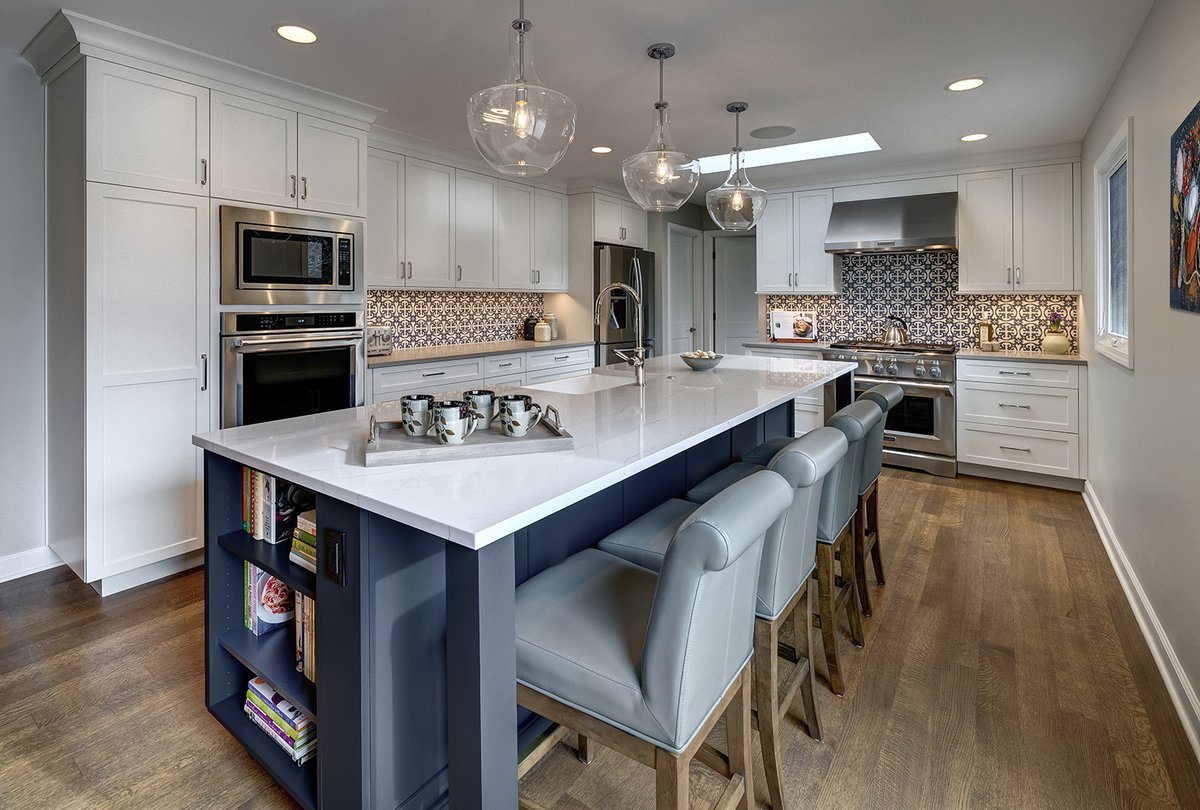 KDPartners's tweet photo. TGIF! Time to enjoy the kitchen, the company, and the weekend ahead. There’s nothing like a large kitchen island and an open-concept space to inspire family and friends to spend time together.

Design/Build: MMLtd @michaelmenn
Cabinetry: @durasupreme
Photos: Dennis Jourdan https://t.co/lRTmrSfi9b