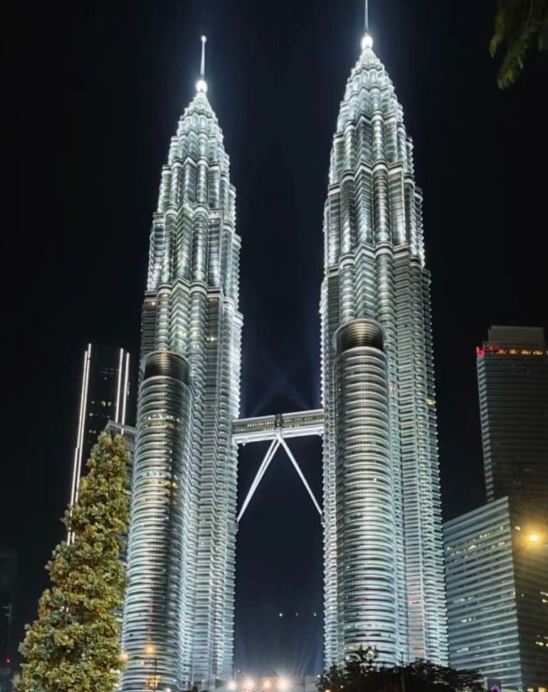 cocojm_0t7's tweet photo. Jimin’s birthday ad will light up the mega LED screen opposite the iconic Petronas Twin Towers in Malaysia 🇲🇾 

📅 Oct 10 | ⏰ 7:30–7:40 PM
📍 NZ Curry House KLCC https://t.co/Iu9jyJcXRy