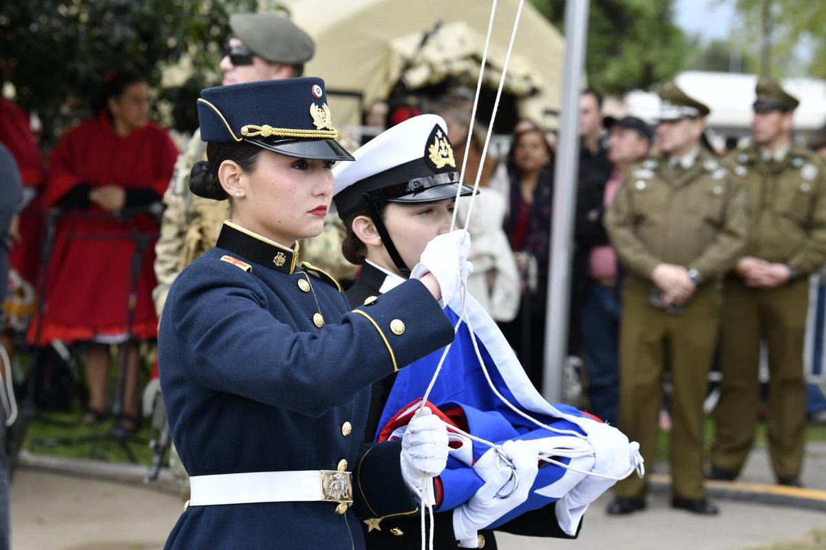 Ejercito_Chile's tweet photo. #Ahora: En una de las principales arterias de #Rancagua, se realiza la ceremonia por los 212 años de la #BatallaDeRancagua, histórico enfrentamiento que dio muestra del heroísmo de las tropas nacionales y que es recordado por su trascendencia en el proceso de Independencia de Chile.