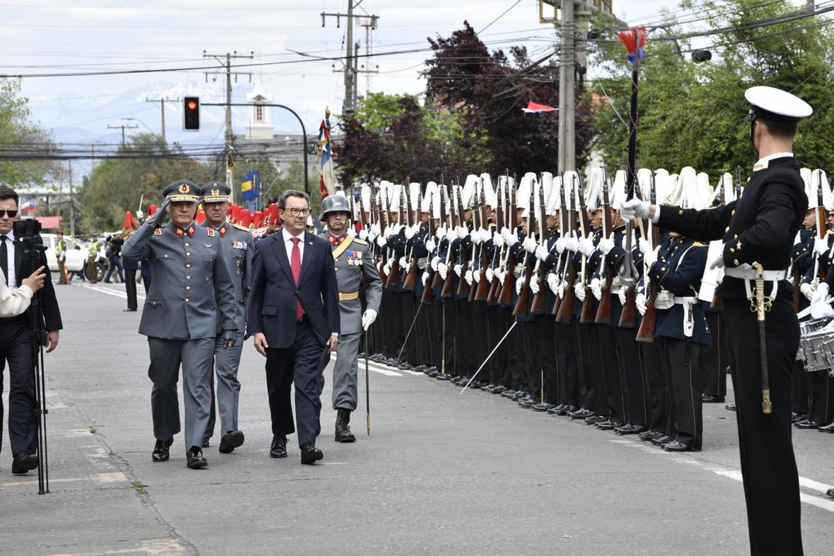 Ejercito_Chile's tweet photo. #Ahora: En una de las principales arterias de #Rancagua, se realiza la ceremonia por los 212 años de la #BatallaDeRancagua, histórico enfrentamiento que dio muestra del heroísmo de las tropas nacionales y que es recordado por su trascendencia en el proceso de Independencia de Chile.