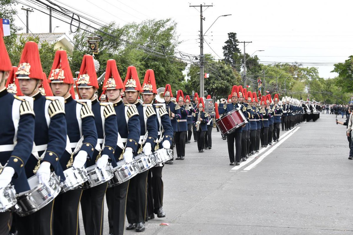 Ejercito_Chile's tweet photo. #Ahora: En una de las principales arterias de #Rancagua, se realiza la ceremonia por los 212 años de la #BatallaDeRancagua, histórico enfrentamiento que dio muestra del heroísmo de las tropas nacionales y que es recordado por su trascendencia en el proceso de Independencia de Chile.