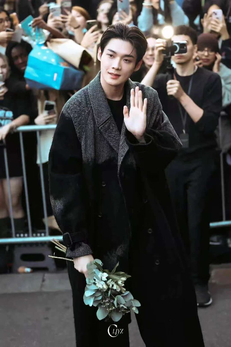 buzheng302's tweet photo. Paris Fashion Week meets the distinctive world of Yohji Yamamoto.✧₍^˶- ˕ -˵^₎✧

KIMYOONSIK YOHJIYAMAMOTO SS27

#YohjiYamamotoxKIMYOONSIK
#YOONSIKPFWSS27 https://t.co/zQMf4eft42