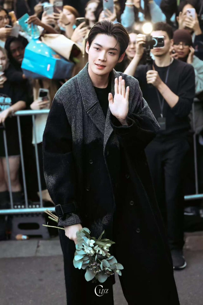 buzheng302's tweet photo. Another frame, another detail, another reason to appreciate this Paris moment. (*^▽^*) 

KIMYOONSIK YOHJIYAMAMOTO SS27

#YohjiYamamotoxKIMYOONSIK
#YOONSIKPFWSS27 https://t.co/YJnWR4gxoH