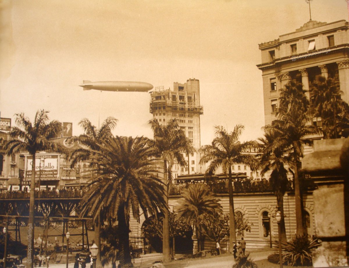 SaoPauloAntiga's tweet photo. O famoso dirigível Graf Zeppelin realiza um sobrevoo sobre a região central de São Paulo em 1933.

Foto: Paulo Sohn - Acervo Casarão do Belvedere https://t.co/XsQyZm8LsT