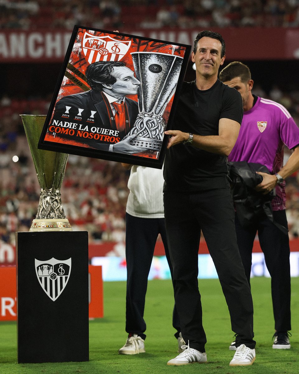 AstonVilla's tweet photo. An exceptional tribute to an exceptional man 👏 @SevillaFC https://t.co/d7eWgl2SVQ