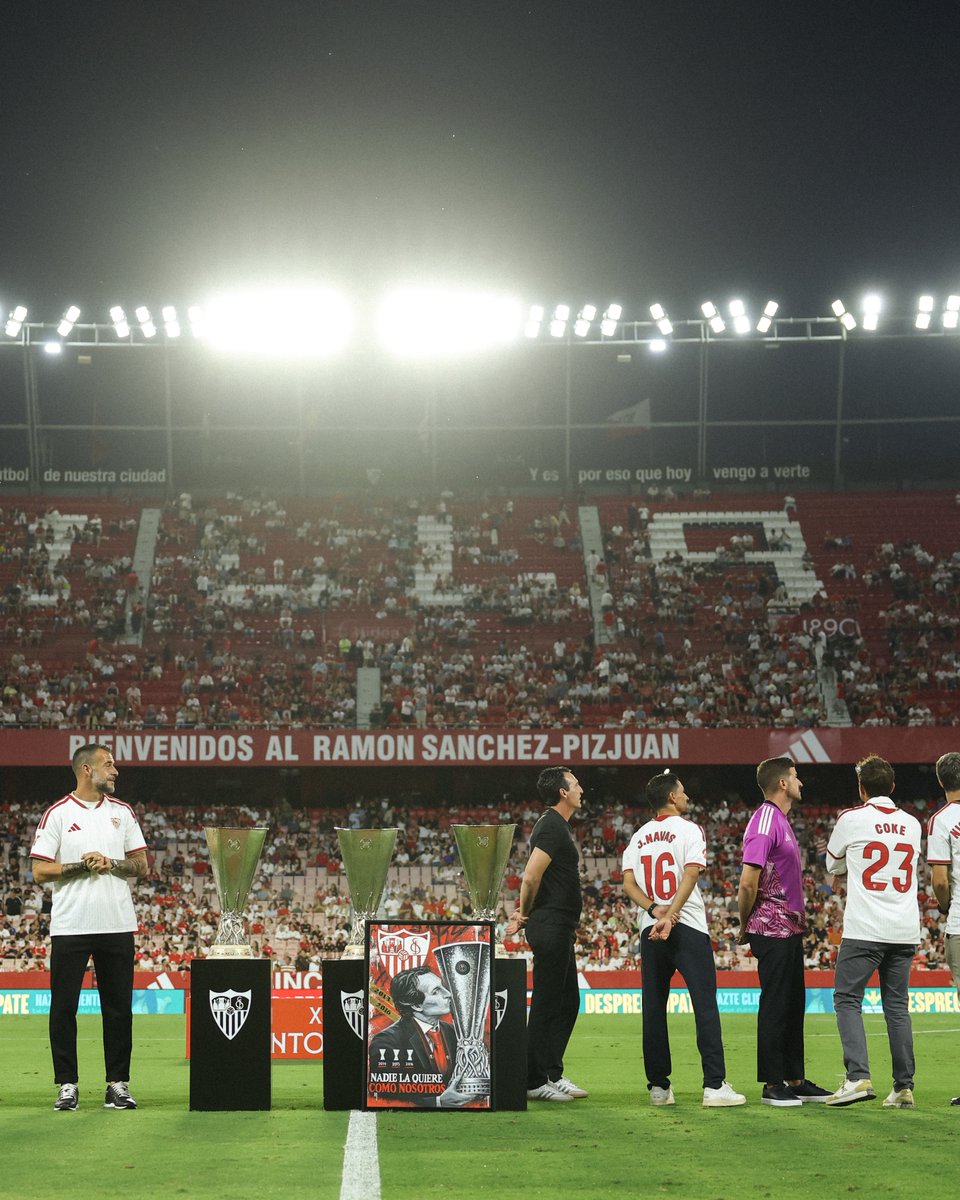 AstonVilla's tweet photo. An exceptional tribute to an exceptional man 👏 @SevillaFC https://t.co/d7eWgl2SVQ