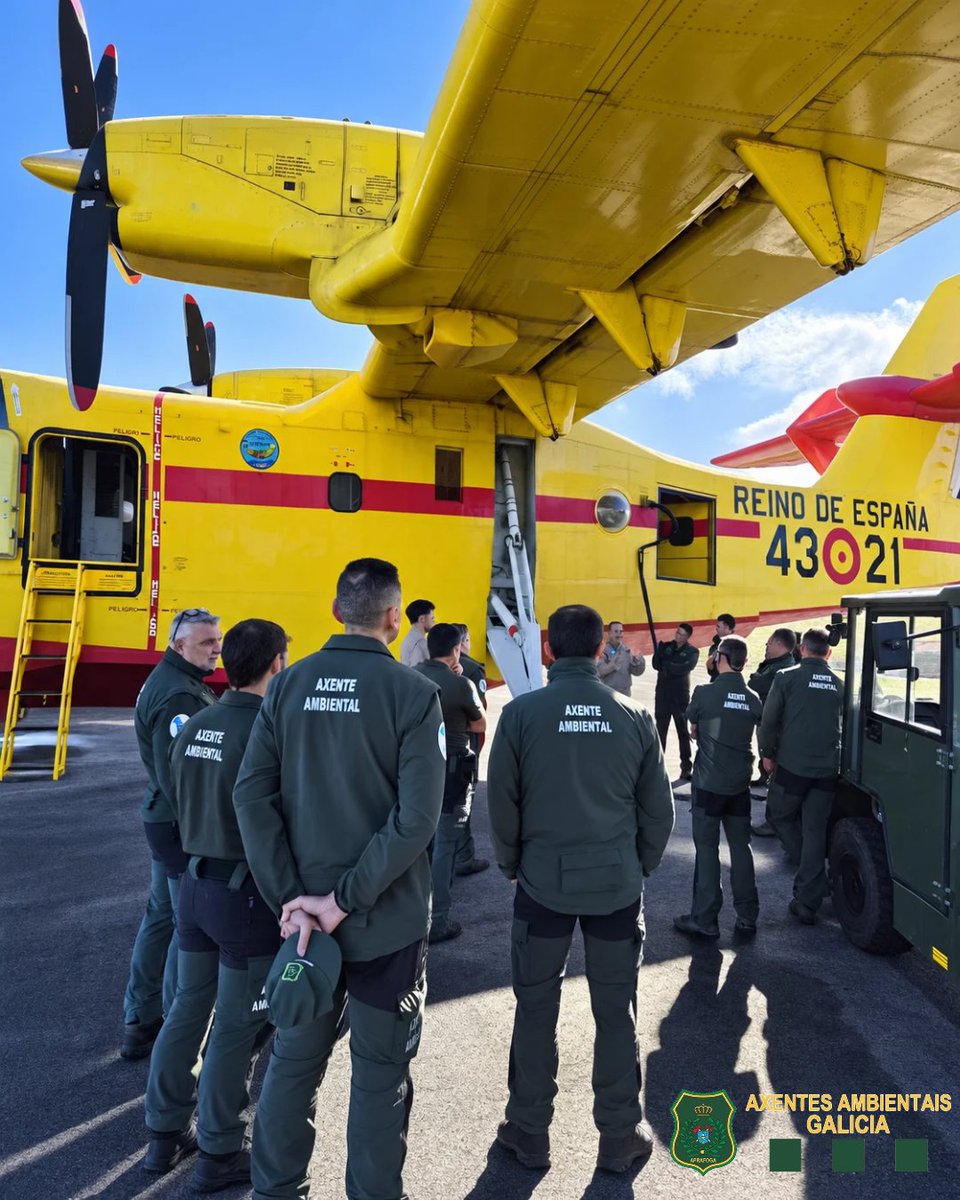 APRAFOGA's tweet photo. Visita dos #axentesambientais da #UDEX ao @43grupo_ea en Lavacolla para compartir coñecementos e experiencias na extinción de incendios forestais e reforzar a coordinación entre profesionais ao servizo da protección do territorio. 🤝🔥  #43Grupo https://t.co/YbJpQe7Hxs