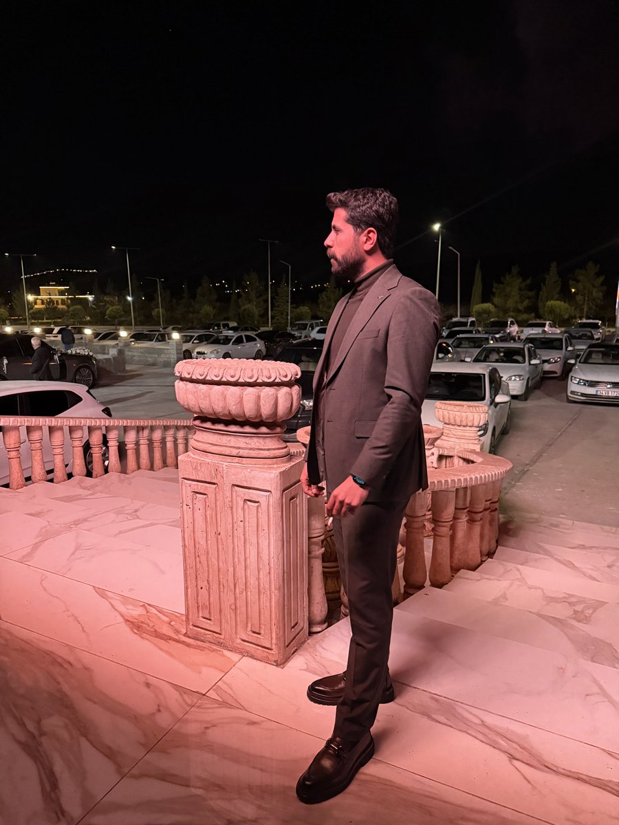 sencelalde's tweet photo. Soldaki hayaller kuruyordu, sağdaki hâlâ gerçekleştirmeye çalışıyor… https://t.co/5IF1qv3COz