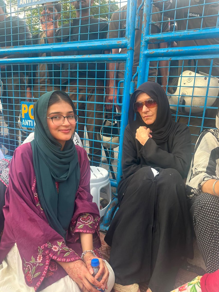 OfficialShehr's tweet photo. مجھے افسوس ہوتا ہے اس لیڈرشپ کی خود غرضی پر جب وہ خان صاحب کی بہنوں کے بارے میں لکھ کر بھی  احتجاج نہیں کر سکتے۔۔۔ 💔 https://t.co/LNAdSZWR7F