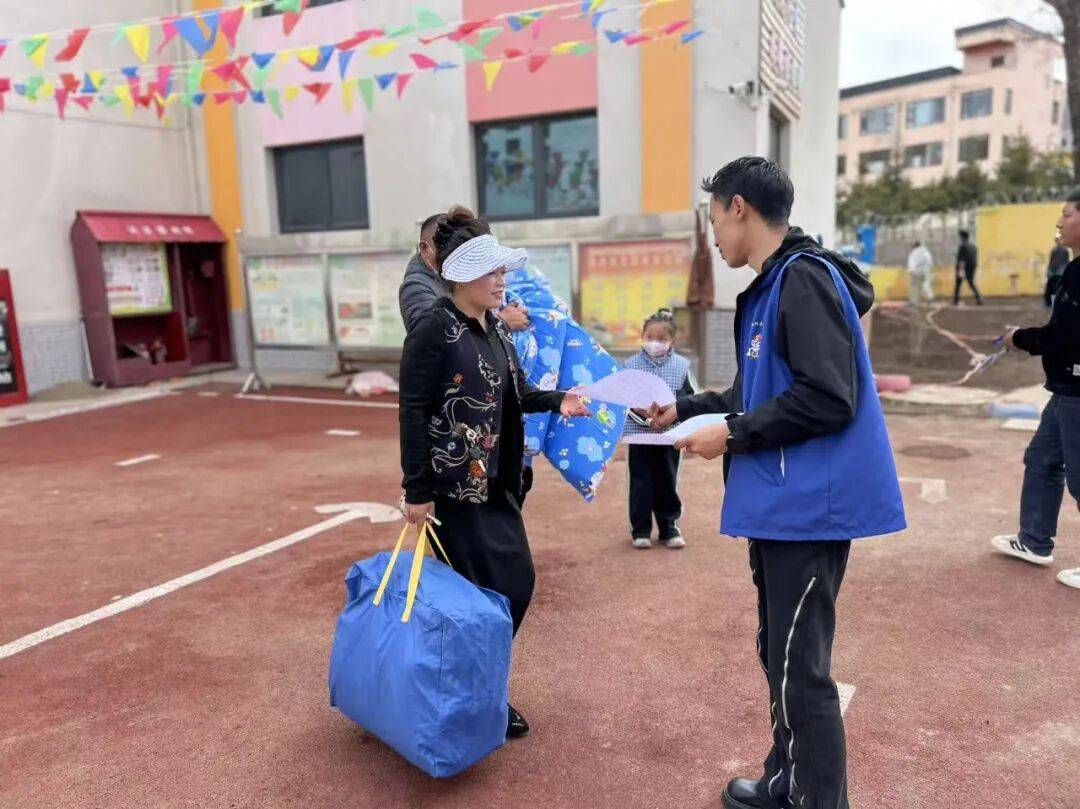 EmilyAbbeypt's tweet photo. Estuve 2 horas hoy ayudando en el banco de alimentos local: distribuí paquetes de comida a familias necesitadas. La sonrisa de una nia al recibir su paquete me hizo dar cuenta de lo gratificante que es ser voluntario!， https://t.co/dnOck7dy16
