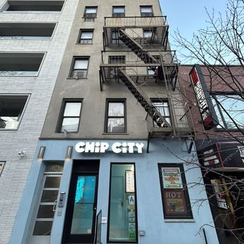 shortsqueeznews's tweet photo. BREAKING: Chip City, the Danny Meyer-backed cookie chain,  abruptly shut down all locations across the US, effective immediately.

The NYC-based chain blamed the 'macro-enviornment' but the former CEO is suing the company, alleging he was not receiving his pay after a March 2026 recap when Meyer's Enlightened Hospitality took control.