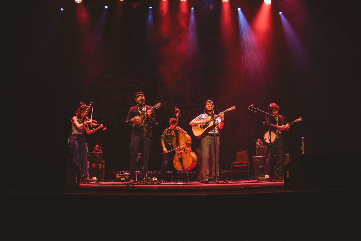 punchbrothers's tweet photo. The Unsung Expedition recommenced last night in Seattle, WA! Explore all upcoming fall dates at https://t.co/Rc7bj7xTAZ 🧳

📸: Garrett Dorfman
-PB HQ https://t.co/PFH2qvTcn5