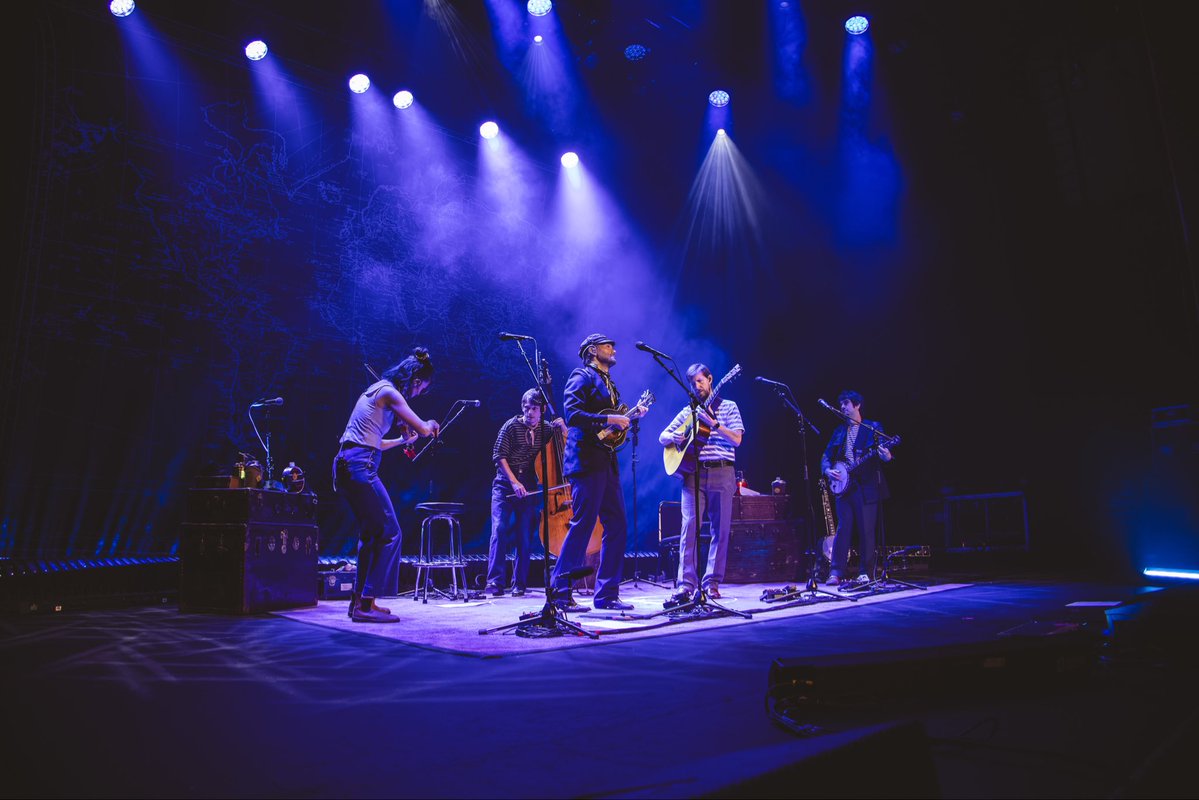 punchbrothers's tweet photo. The Unsung Expedition recommenced last night in Seattle, WA! Explore all upcoming fall dates at https://t.co/Rc7bj7xTAZ 🧳

📸: Garrett Dorfman
-PB HQ https://t.co/PFH2qvTcn5