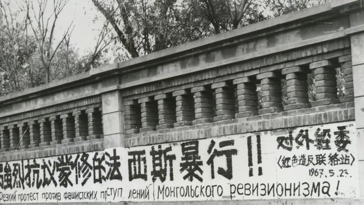 Jam79922967's tweet photo. 1967年8月9日上午，蒙古国驻华大使策伯格米德的夫人及另外两名外交官夫人乘大使专车，赴北京东华门大街的友谊商店购物，司机达希敖额尔特将汽车停在马路边，开着车门，通风降温，同时观望来往的红卫兵队伍。走近蒙古国大使专车的几个红卫兵发现该汽车刹车的踏板上掉有一张印有毛泽东头像的海报。然后，蒙古大使夫人等三位妇女离开友谊商店进入汽车，司机踩油门开动汽车，其脚正好踩上那张海报。周围的红卫兵们当即拦住汽车，将蒙古司机强行拉出汽车，让他跪地向伟大领袖毛主席请罪，人群齐声高喊：“侮辱伟大领袖毛主席，罪该万死！”“打倒苏修的走狗蒙古修正主义！”。蒙古大使夫人等三位妇女躲进友谊商店。有人拿了一个凳子，命令蒙古司机站在凳子上示众，接受批斗。还有人扯下汽车上挂的蒙古人民共和国国旗，推着蒙古司机用脚踩蒙古国旗。友谊商店的售货员出来透露消息称，蒙古大使夫人正在打电话求救。红卫兵恼羞成怒，有人高喊：“把汽车烧掉！”红卫兵们合力将汽车掀翻，并点火焚烧，然后人群齐声高喊：毛主席万岁！文化大革命万岁！待到消防车开来时，这辆海鸥牌高级轿车已经被完全烧毁。事件中，中华人民共和国外交部的一位处长来到事发现场，说服现场群众，将蒙古司机交其处理。之后，外交部将蒙古司机交给北京市公安局，拘留、审讯，强迫他写下认罪书。
当天晚上6时，中华人民共和国外交部亚洲司负责人召见蒙古驻华大使策伯格米德，就蒙古驻华大使馆司机达希敖额尔特“侮辱中国人民和世界人民的伟大领袖毛主席头像”事件，向蒙古国政府发出照会，提出“最强烈抗议”，并称中国政府决定将达希敖额尔特驱逐出境。就在达希敖额尔特乘火车回蒙古，到达内蒙古自治区锡林郭勒盟二连浩特市火车站时，他又被强迫站在一个高発子上，再一次接受批斗。1967年时中共的外交才是真正的战狼外交，在人类外交史上留下笑料。