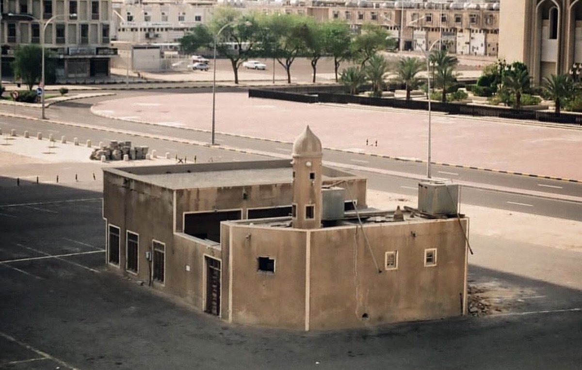 aljenaat's tweet photo. تأسس مسجد محمد بن حمدان القِناعي
 عام ١٨٤٤ .

يقع داخل حدود السور الأول 
بل ملاصقاً له في فريج الجناعات القديم . وكما يذكر المصدر أيضا في محيط براحة الحمدان ، أما حديثا فيقع على شارع علي السالم ملاصقاً لبورصة الكويت .

يذكر الشيخ #يوسف_بن_عيسى_القناعي في كتابه صفحات من تاريخ الكويت بأن محمد بن حمدان قد ملك ثروة لا بأس بها ، و أن تجارته كانت في الأرز بالمناخ .

و يذكره أيضاً مؤرخ الكويت #الشيخ_عبدالعزيز_الرشيد البداح 
عندما أشار في احد إصداراته لمجلة الكويت الى #عائلة_الجناعات و مآثر رجالها و دورهم و نصحهم للحكام  .. .. فذكر من ضمنهم محمد بن حمدان القناعي كأحد المستشارين  لدى الشيخ عبدالله الثاني الذي حكم الكويت خلال الفترة من ( ١٨٦٦  الى  ١٨٩٢ ) . 

المسجد مازال موجود حتى يومنا هذا ،  فقد تم تجديد بنائه لأول مره عام ١٩٤٥ ، ثم جدد للمرة الثانية عام ١٩٥٦ ، ثم جدد للمرة الثالثة عام ١٩٨١ ، اما التجديد الأخير فقد تم في العام ١٩٩٥ .

قام بالإمامة في المسجد من الذين وصل ذكرهم :- الشيخ عبدالحليم بن سيف ،  و أيضاً الشيخ عبدالرزاق الصالح المطوّع القِناعي ، و يُذكر من المؤدنون حسين بن راشد الدوب و محمد بن سلامه .

أوقف الشيخ عبدالعزيز بن قاسم حمادة  قاضي الكويت في وقته دكاناً و بيتاً على القائمين بوظيفتي الإمامة و التأذين بمسجد الحمدان 
و كان بدء ذلك عام ١٩٤٢ . 

—————-

المعلومات : - من ( كتاب مساجد الديرة القديمة ) للباحث الأستاذ عدنان سالم الرومي .

الصورة المرفقة  :- صورة للمسجد قبل بداية الترميم الأخير منتصف التسعينات ، و يظهر فيها حديثاً ما آل اليه هذا الجانب من محيط ( فريج الجناعات )  حول المسجد حالياً .

و هو بالقرب من مسجد الدولة الكبير ، و بلوكات التجار موقع تل بهيته قديماً  نواة تأسيس الكويت في حي الوسط . 

—————————————————

#الكويت #فريج_الجناعات #فريج_الوسط #شخصيات_كويتية #الجناعي #القناعات #الجناعات #الكويت_أول #تاريخ_الكويت #kuwait #مساجد #مسجد #بهيته
#المساجد_في_الكويت #المساجد
#المساجد_القديمة #كويت #القرين
#مدينة_الكويت #الديره
#الكويت_القديمة