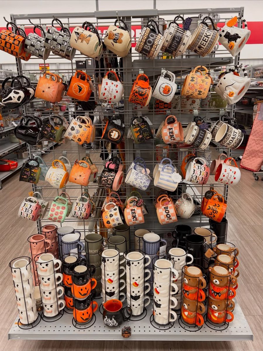 spookyxxboobs's tweet photo. halloween mug heaven https://t.co/ONKylycr24