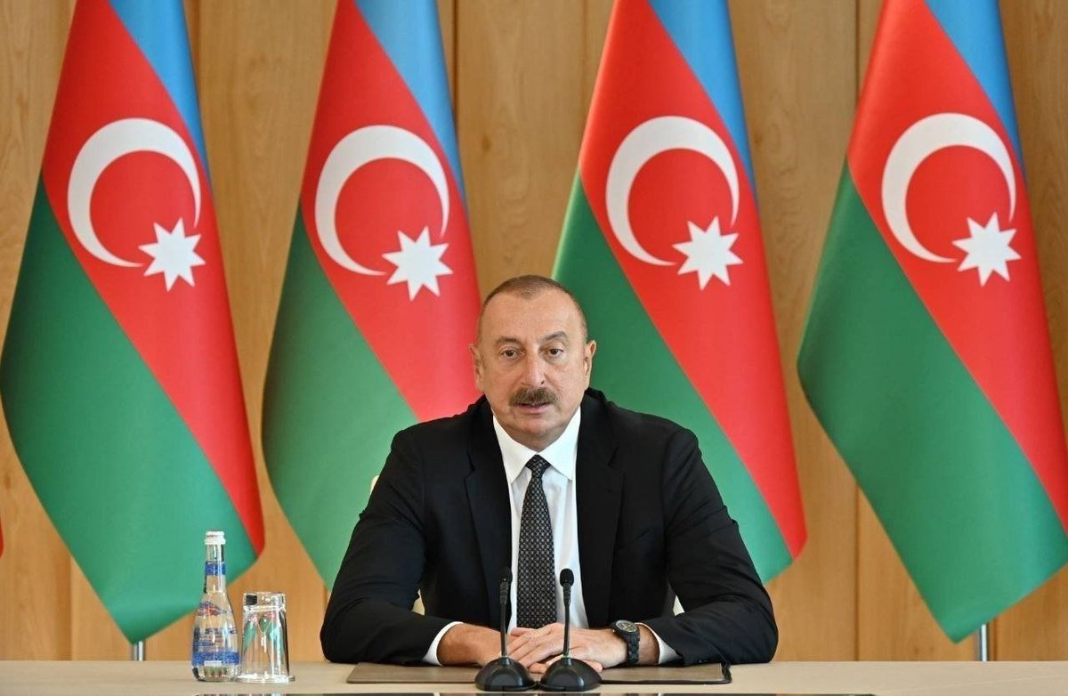Taha_Sivas_5858's tweet photo. Azerbaycan Cumhurbaşkanı İlham Aliyev:

Herkes yerini bilsin, bizim işlerimize karışmasın, yaşam tarzımıza burnunu sokmasın ve bize yol göstermesin. 

Herkes kendi halkının ve devletinin derdine düşsün... https://t.co/Cyk8ryymW0