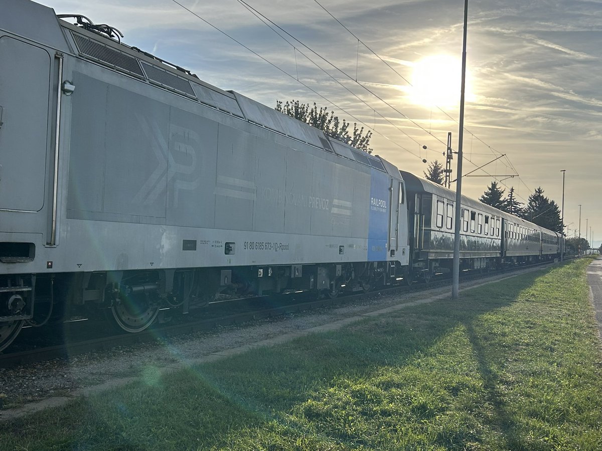 MarkusGradwohl's tweet photo. Nostalgie-Luxus-Zug am Bhf. Deutschkreutz. Ich nehme an, dass der privat gebucht wurde. @MartinBertsch99 @oebblokfuehrer 
#trainspotting https://t.co/ue7BwlfGNs