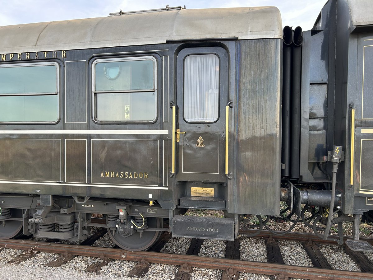 MarkusGradwohl's tweet photo. Nostalgie-Luxus-Zug am Bhf. Deutschkreutz. Ich nehme an, dass der privat gebucht wurde. @MartinBertsch99 @oebblokfuehrer 
#trainspotting https://t.co/ue7BwlfGNs