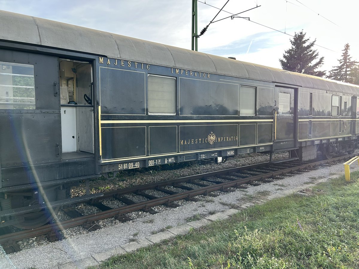 MarkusGradwohl's tweet photo. Nostalgie-Luxus-Zug am Bhf. Deutschkreutz. Ich nehme an, dass der privat gebucht wurde. @MartinBertsch99 @oebblokfuehrer 
#trainspotting https://t.co/ue7BwlfGNs