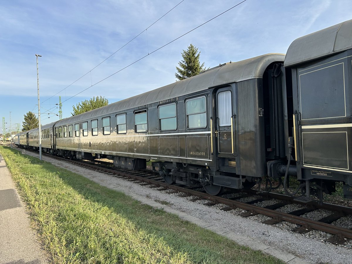 MarkusGradwohl's tweet photo. Nostalgie-Luxus-Zug am Bhf. Deutschkreutz. Ich nehme an, dass der privat gebucht wurde. @MartinBertsch99 @oebblokfuehrer 
#trainspotting https://t.co/ue7BwlfGNs