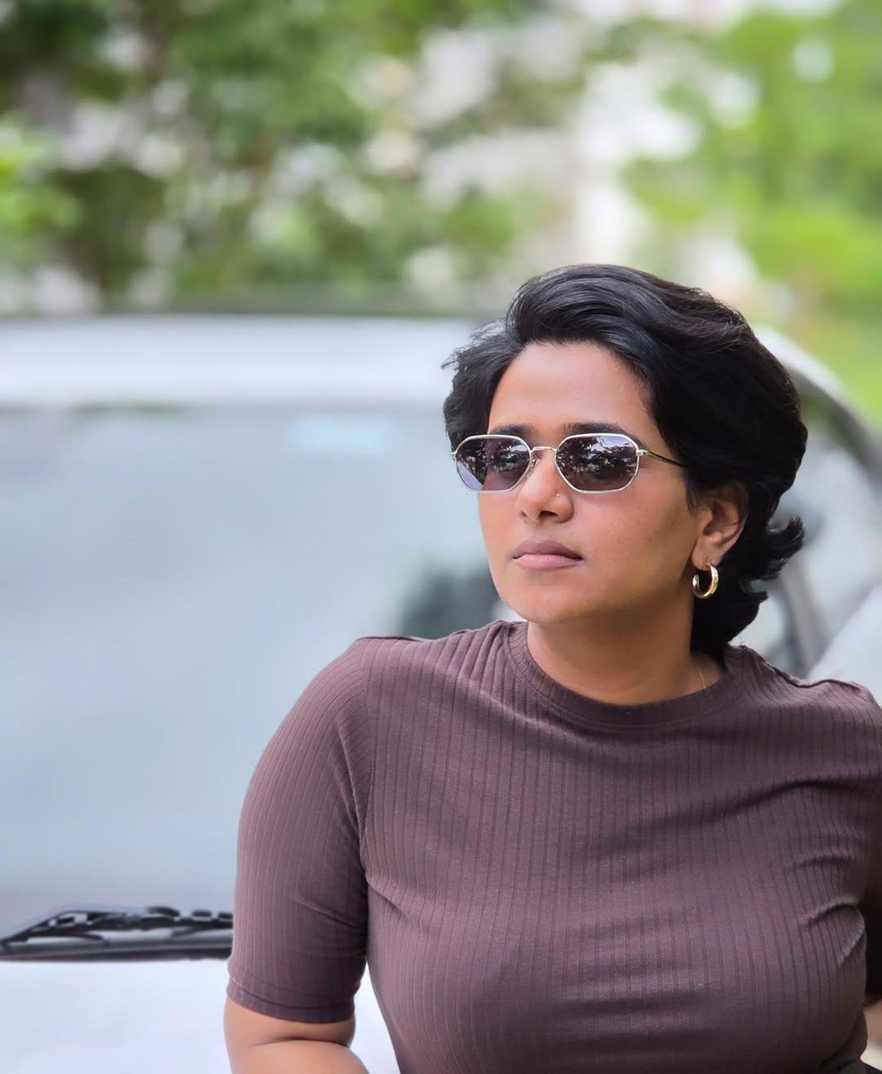 NaveenVat's tweet photo. Moulya ne enna alaga iruka theriyuma unna parthu naan adipatti eduthu iruken ivlo periya Boob's thongitu iruku paru deilium athu pudichu aluthi pal kudithukonde irunthal than avvalavu perusa thangam enakum nerla pakkurathu vidu ippadi thungikondu irukirathu parkirathaasemamooda https://t.co/bMAvrii41j