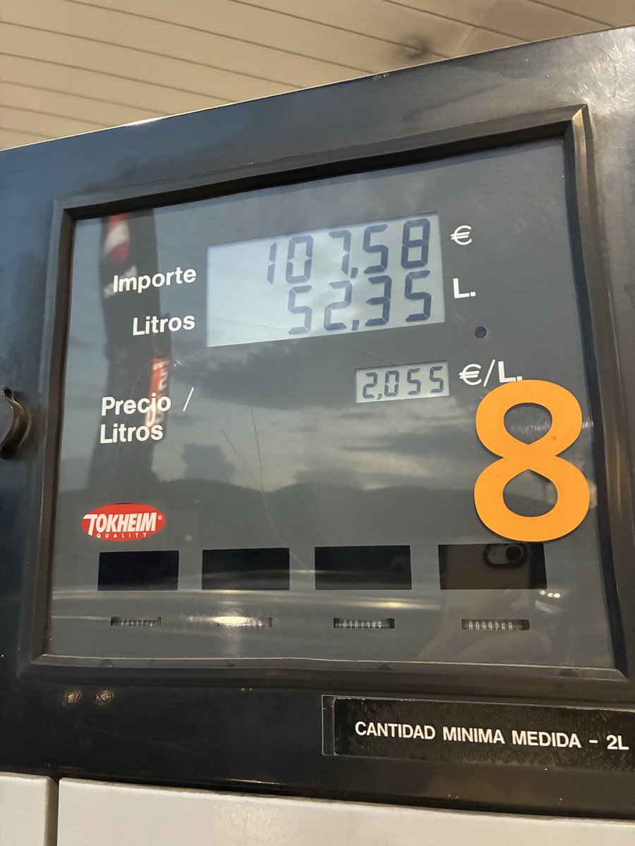 FinanzasPara4's tweet photo. Por más que lo ves en la televisión, hasta que no llegas a la gasolinera y sueltas más de 100 euros para llenar el depósito no te duele ⛽️

¿Hasta cuándo vamos a estar así?😡

Hasta la app de la tarjeta de ECI ha saltado inmediatamente ofreciéndome financiar la compra como si estuviera comprando una lavadora