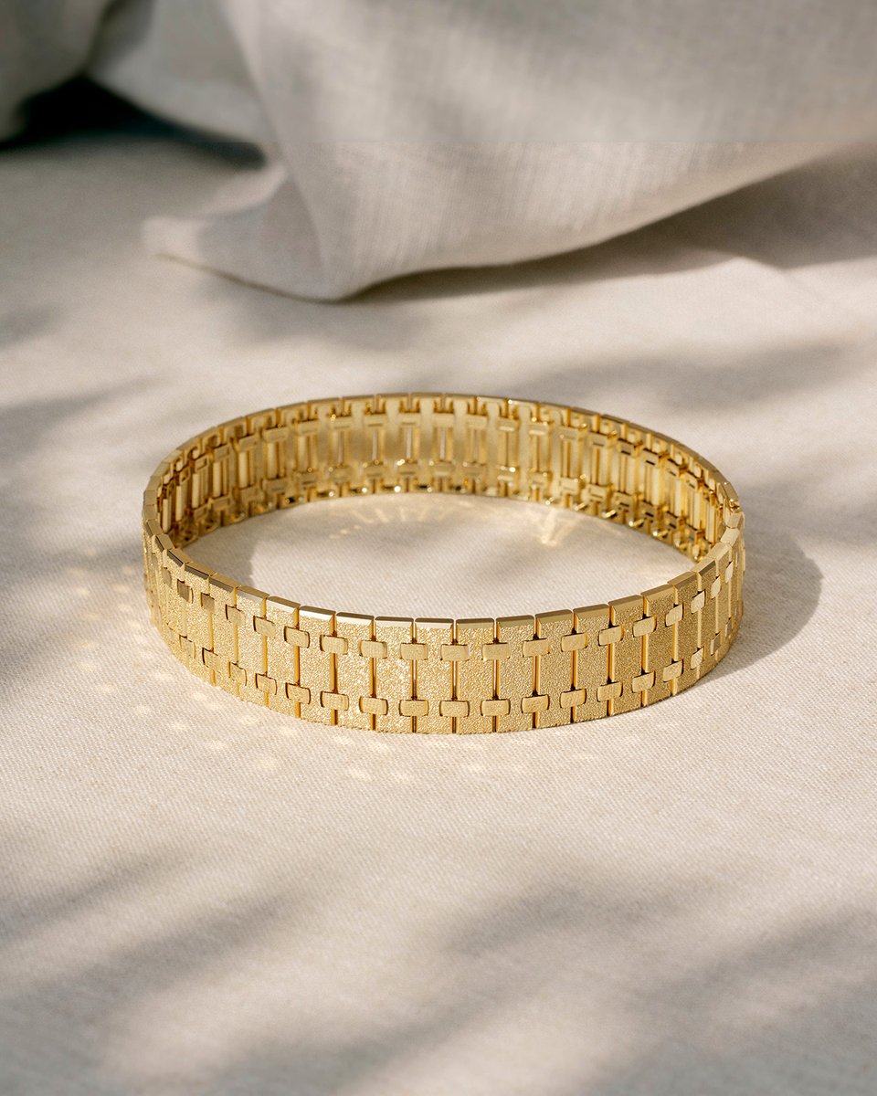 AudemarsPiguet's tweet photo. An icon reimagined. 

Since 1972, the Royal Oak has continuously evolved while remaining true to its identity. First imagined by Gérald Genta in 1972 and later reinterpreted by Jacqueline Dimier in 1976, its distinctive design language has transcended generations, sizes and styles. Today, the Royal Oak Joaillerie collection carries this legacy forward, transforming one of the Manufacture's most iconic codes into a new expression of creativity.

Frosted Gold Royal Oak - Summer Haze Choker - Ref. COL000012AA
Dream of Joux - Sunburst Royal Oak Cuff - Ref. BCT000023AA

Discover more: https://t.co/kc3LPxr2aU

#AudemarsPiguet #RoyalOakJoaillerieCollection