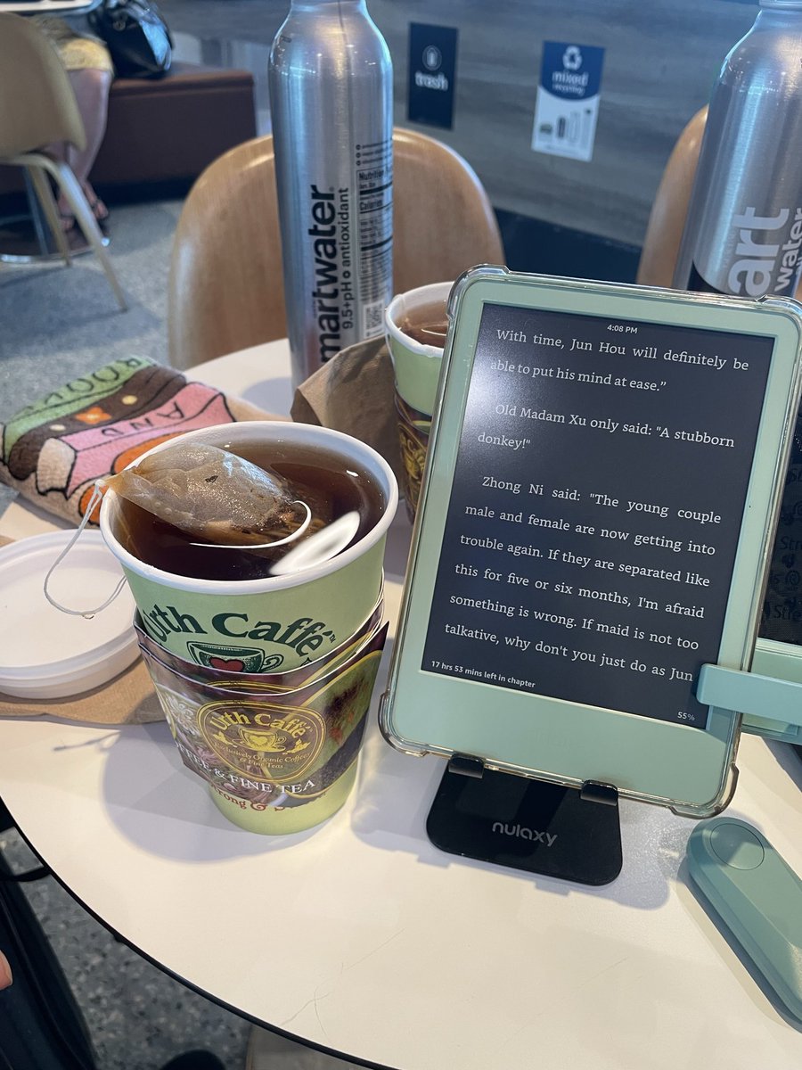 izwiththetea's tweet photo. Çünkü ben kindle böyle okuyorum ve her seferinde ekrana dokunmak yerine böyle kumandayla sayfa değiştirmek benim hayallerimin gerçekleşmesi ama bunlardan da öte en önemlisi şey keyfim öyle istiyor. https://t.co/xw4d3nGBkE