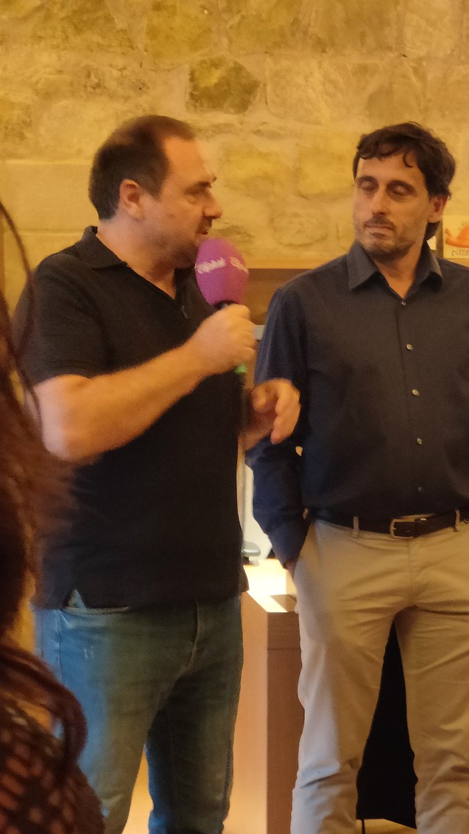 joancarlesdoval's tweet photo. Avui a Ca la Pruna de #Pals s’ha inaugurat l’exposició Ràdio Capital 25 anys de noticies amb el seu director i fundador @mcuranta  i el batlle de @AJUNTAMENTPALS  Carles Pi. Enhorabona i per molts anys a Ràdio Capital https://t.co/4ErMzSbsKz