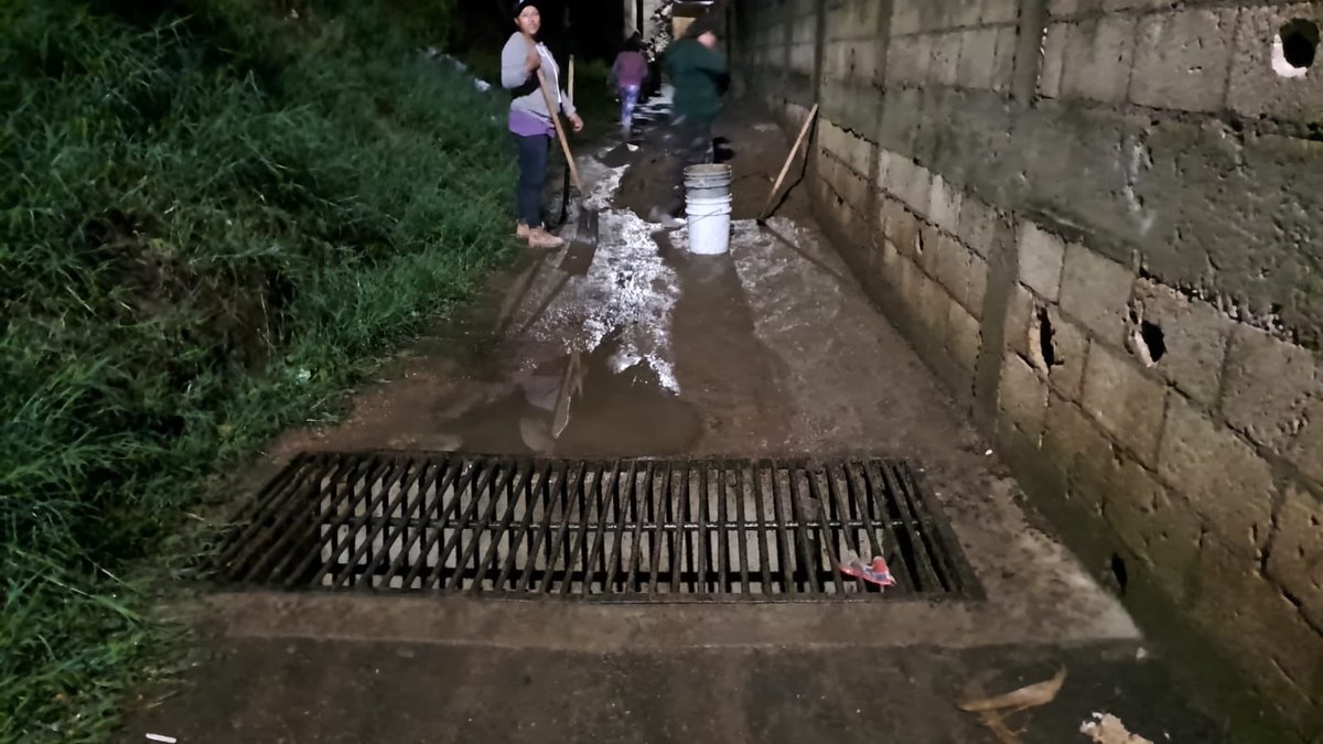 RegTerZ1NMixco's tweet photo. Las #lluvias de este día causaron un leve #deslave de tierra afectando el paso peatonal a #vecinos del sector del campo "Las Vacas" zona 1 de #Mixco, los cuales pidieron #apoyo ⚠️
#ConstruyendoElFuturo #500añosmixco https://t.co/NjYWwos7NO
